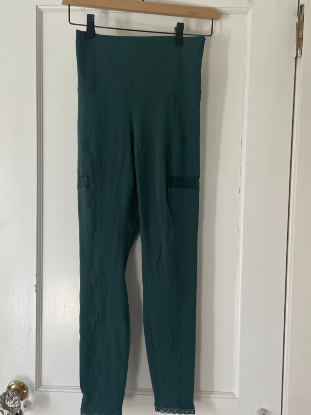 Nike Yoga Luxe Size S , NWT Green Lace Trimmed - Picture 3 of 9